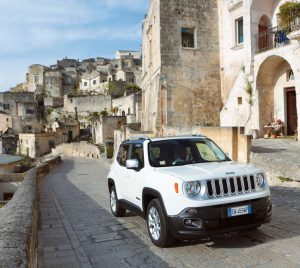 La Jeep Renegade e sullo sfondo lo scenario suggestivo dei Sassi di Matera